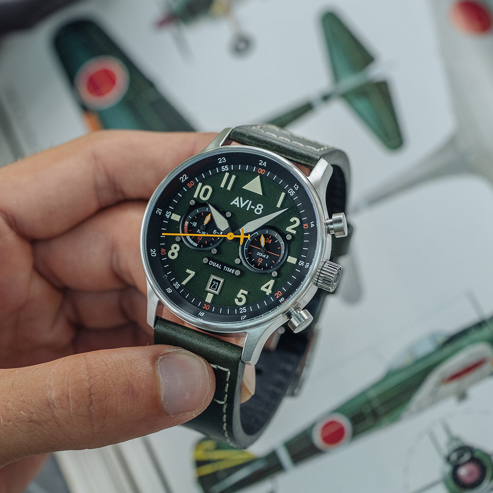 Orologio da uomo AVI 8 al quarzo con doppio fuso orario, quadrante nero e cassa in acciaio inossidabile Orologio da uomo AVI 8 al quarzo con doppio fuso orario, quadrante nero e cassa in acciaio inossidabile